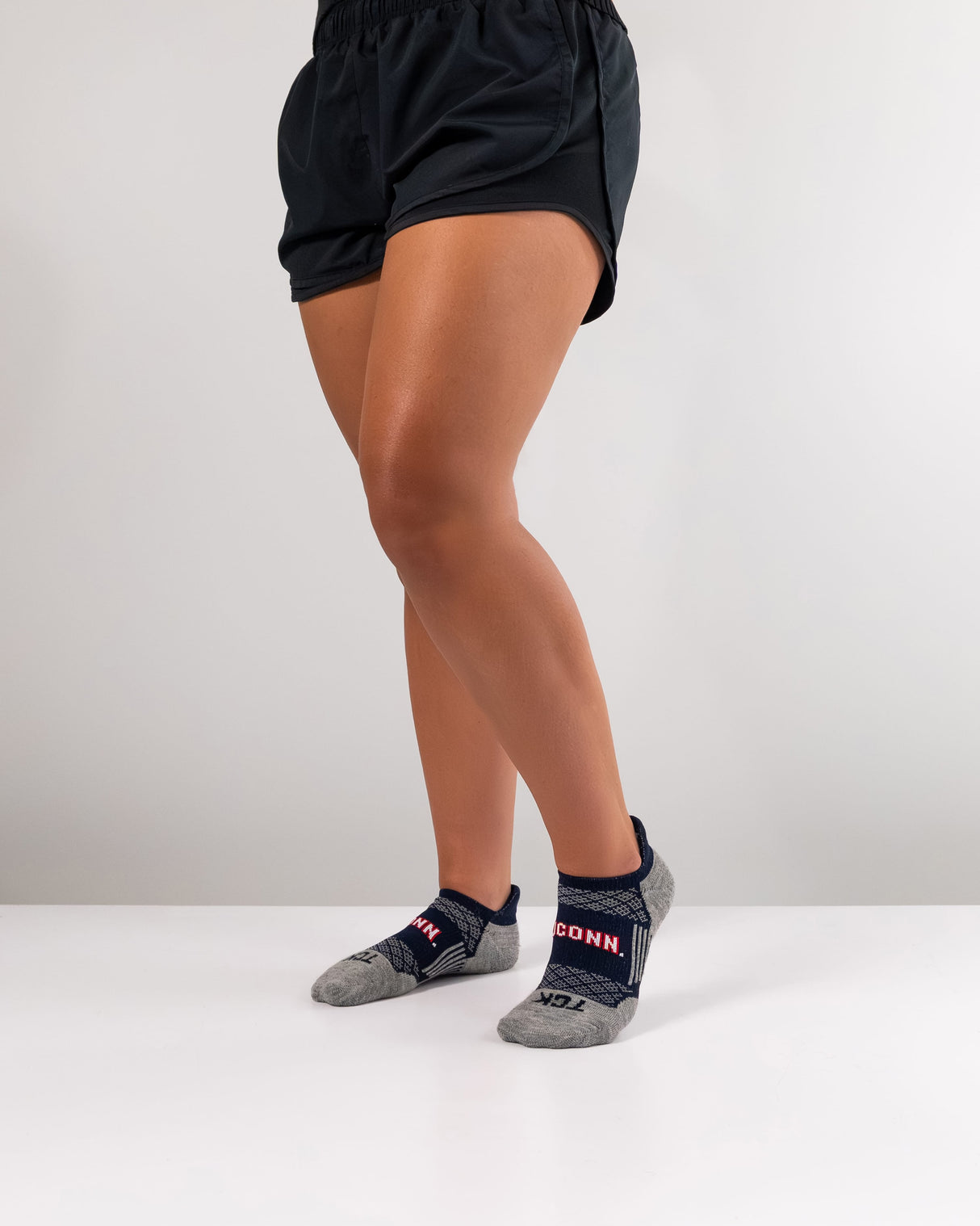 TCK Connecticut Huskies / Medium UConn Huskies No Show Tour Socks